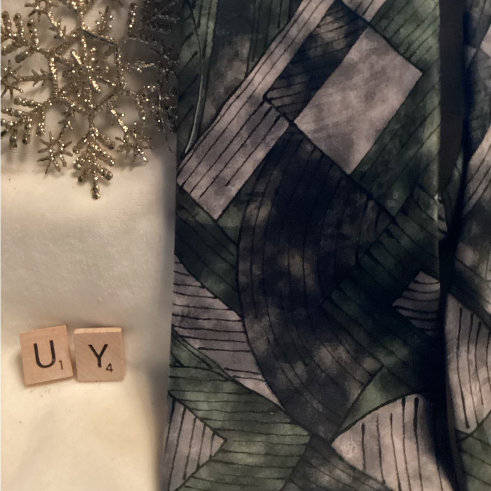 Men’s Puritan tie in black, green and silver. - Picture 4 of 6